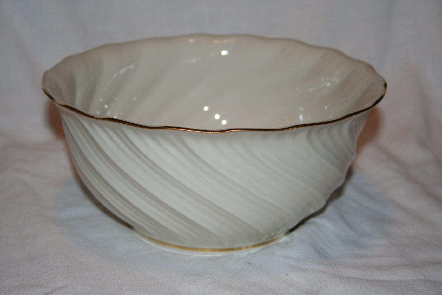 Elegant Lenox Cream/Ivory Swirled Gold Trimmed Serving Bowl