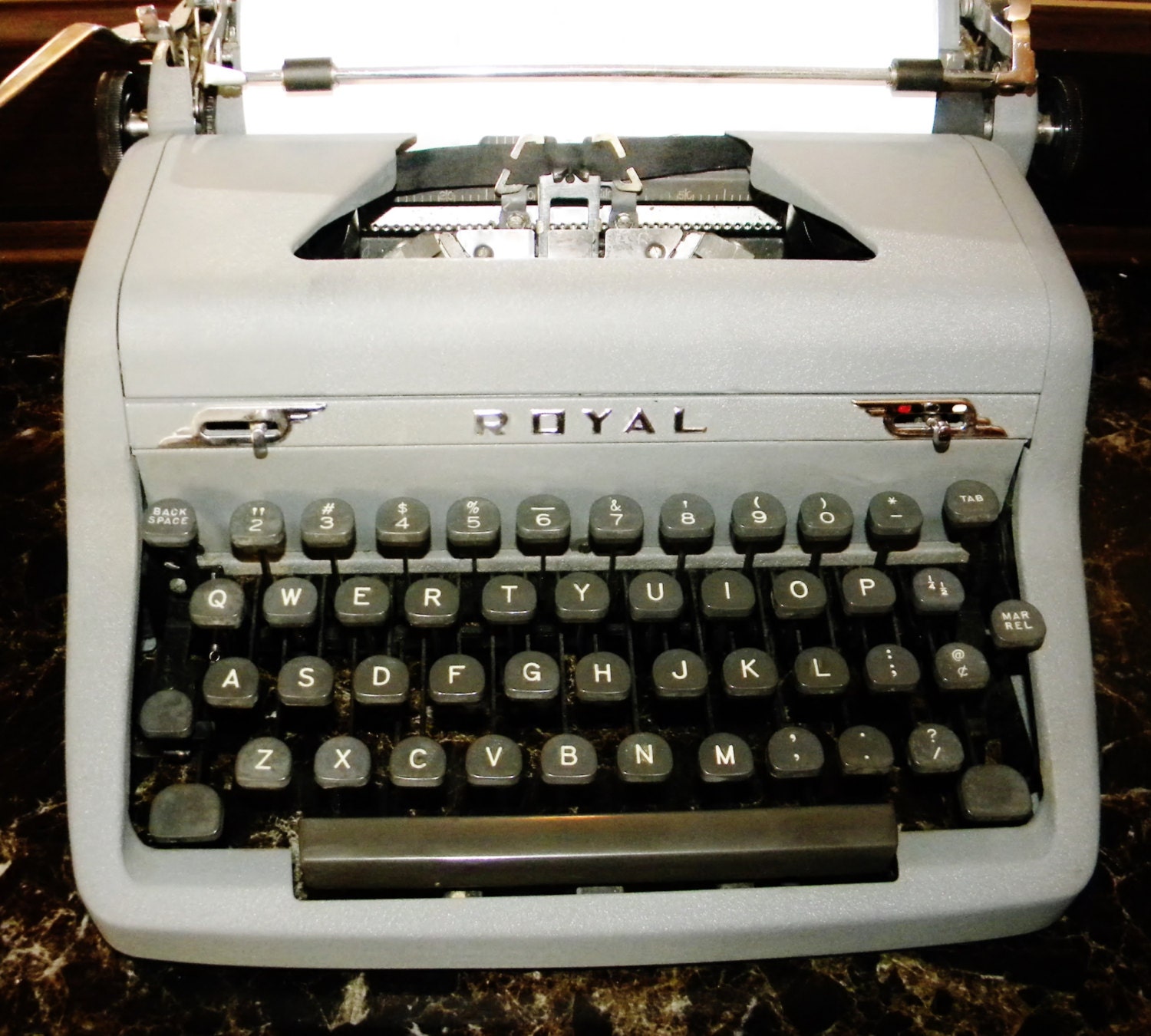 VDAY SALE Working 1950s Royal Quiet De Luxe Manual Typewriter With