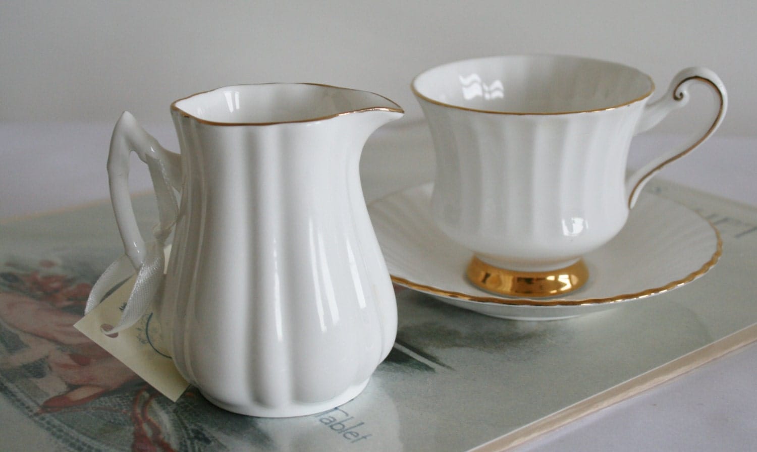 English elegance! Stylish cup and saucer & milk jug Haute Juice