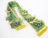 Romantic bracelet in green with beaded flowers in green and goldcolour, flower bracelet, green bracelet, flower jewelry, beadwoven jewelry