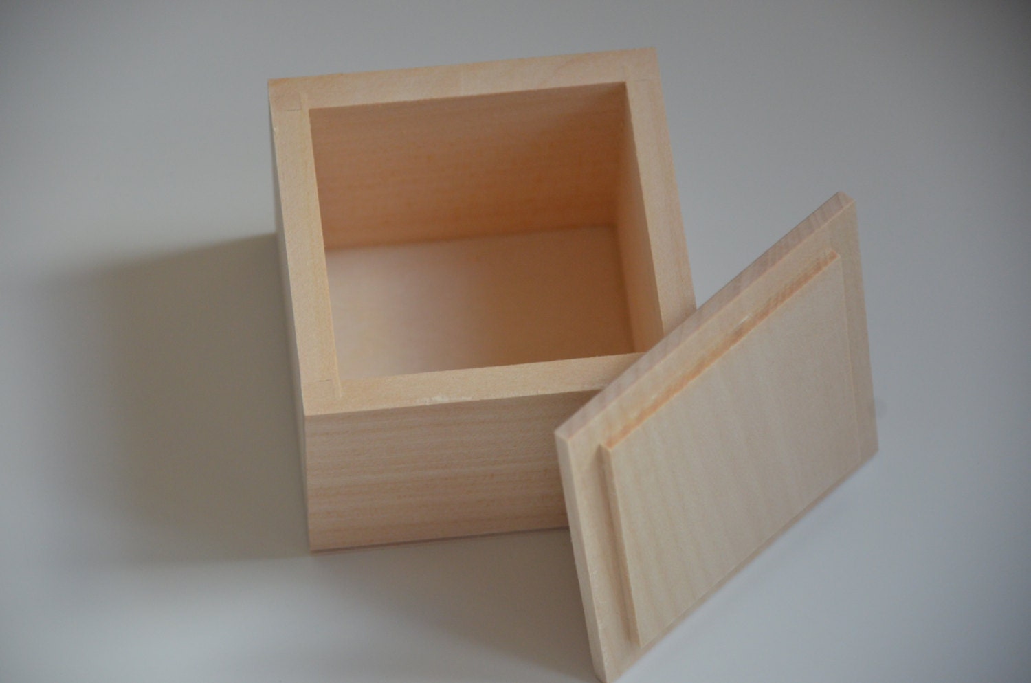 Unfinished small wooden box from natural wood with cover 3.1