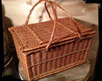 Collectible Wicker Picnic Basket / Sewing Basket / Crafts Basket / Al Fresco Basket / Fishing Basket / Le Pique Nique / F721