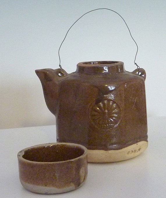 JAPANESE CLAY TEAPOT used to serve tea on trains