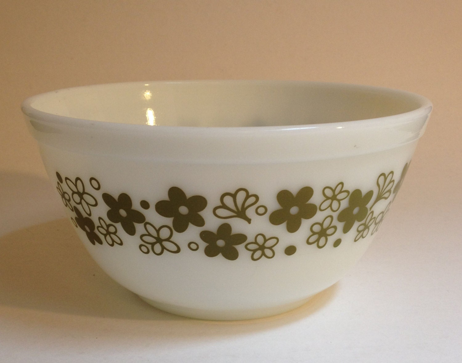 Vintage 1970s Pyrex 1 1/2 Quart mixing bowl by SouthernCatVintage