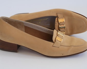 Vintage Salvatore Ferragamo Heels / Camel / Ferragamos / Suede Shoes / Ferragamo Heels / Gold Detail / 6.5B