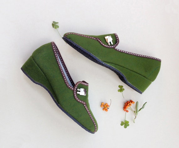60s wedge wool shoes  Vintage italian olive green felted fiber shoe ...