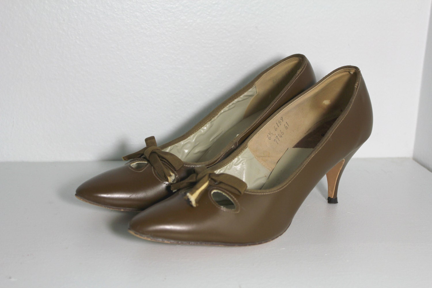 1960s Olive Green Bow Pointed Kitten Heels // Size 6 1/2 – Haute Juice