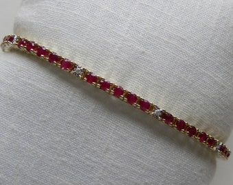 Bracelet Tennis En Or Jaune Plaqué 14k Avec Rubis Simulé & Diamants - 3.00 Ct, Neuf