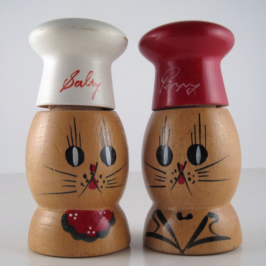 Vintage Kitty Cat Salt and Pepper Shakers Adorable.. Made in Etsy