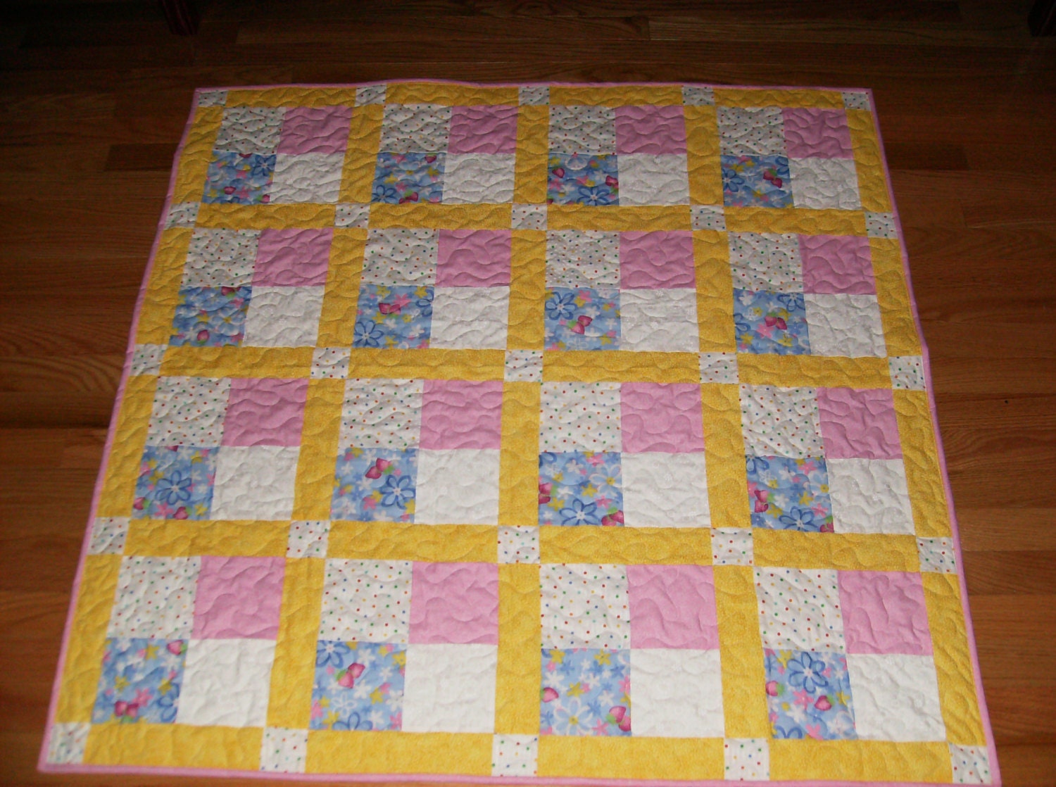 Framed 4-patch pattern baby quilt