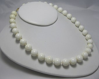 Sale! Vintage Necklace - Creamy White - Plastic White Necklace - Retro