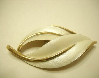 Vintage 1965 Pearlized Perfection Brooch (8815) Sarah Coventry
