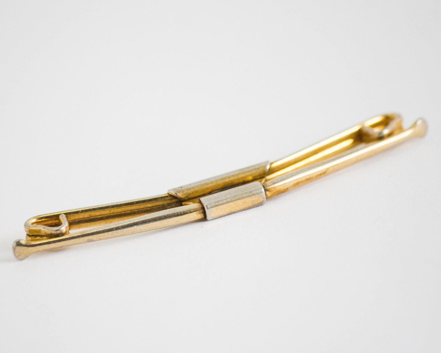 collar stay bar