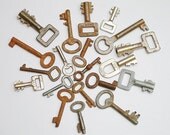 On Sale vintage keys /lot of 20 tiny   vintage keys/small vintage keys /jewelry supply keys /original keys