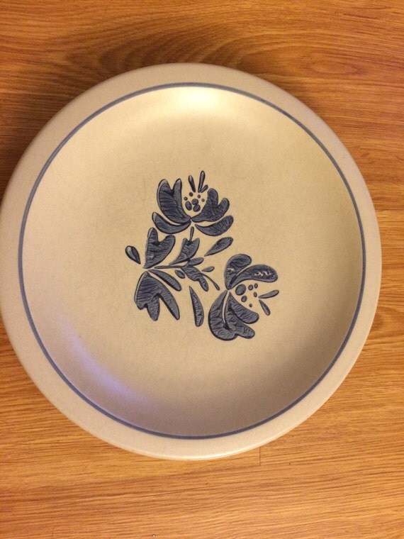 Vintage Pfaltzgraff Yorktowne Dinner Plate. Made in USA.