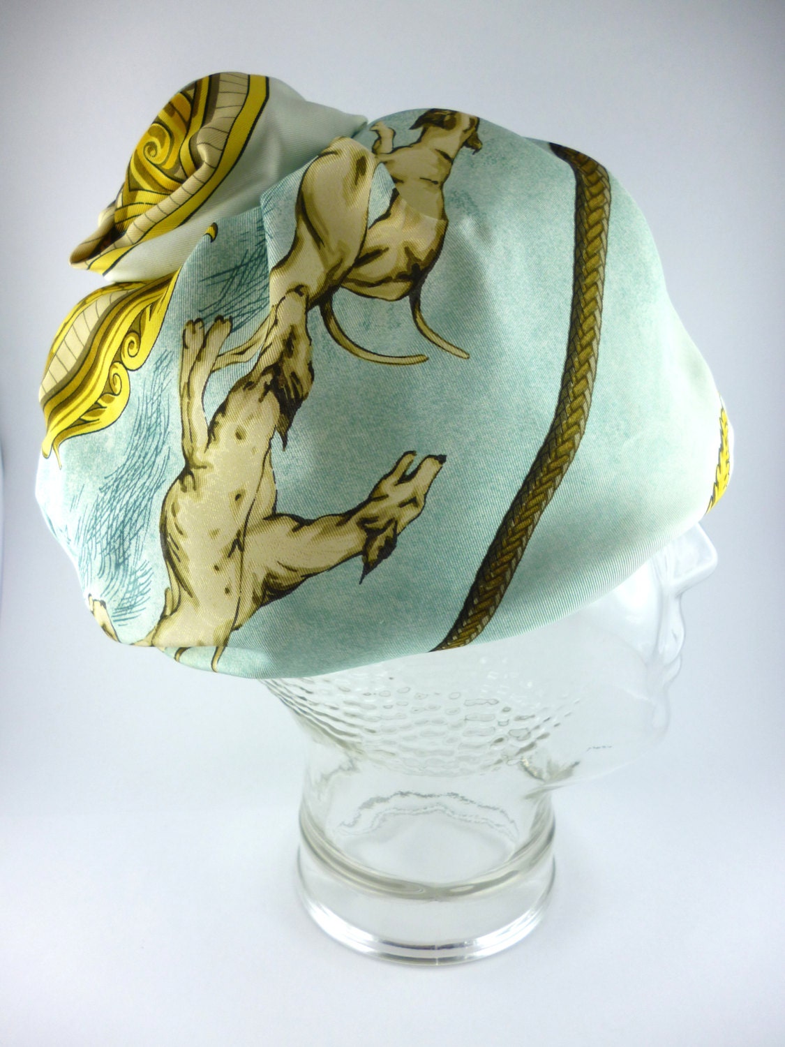 HERMES * Gorgeous vintage print silk twill turban hat “Greyhounds