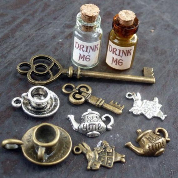 Alice in Wonderland 10 Pcs Steampunk Antique 1ml Drink Me Bottle Vial Jewelry Charm Findings Mix