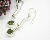 Silver peridot earrings, uncut rough peridot stone, Dangle earrings in sterling silver, Handmade long silver earrings, Raw green gemstone