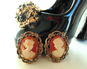 Vintage Cameo Resin Gold Clip Earrings 60's (item 141)