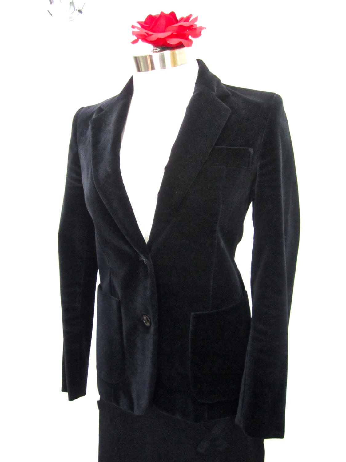 Shop by category Fashioning a lovely velvet sport jacket for a casual day is one thing that can make you look attractive on a lazy day. Velvet sports jacket is something that can give .