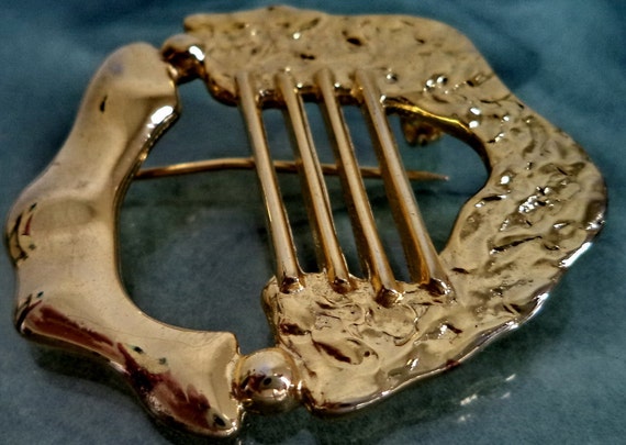 Rachel Gera Modernist Gold Brooch Mid Century Brutalist Judaica Harp pin Signed Retro Vintage 80s Abstract Art Womens Designer Jewelry IL