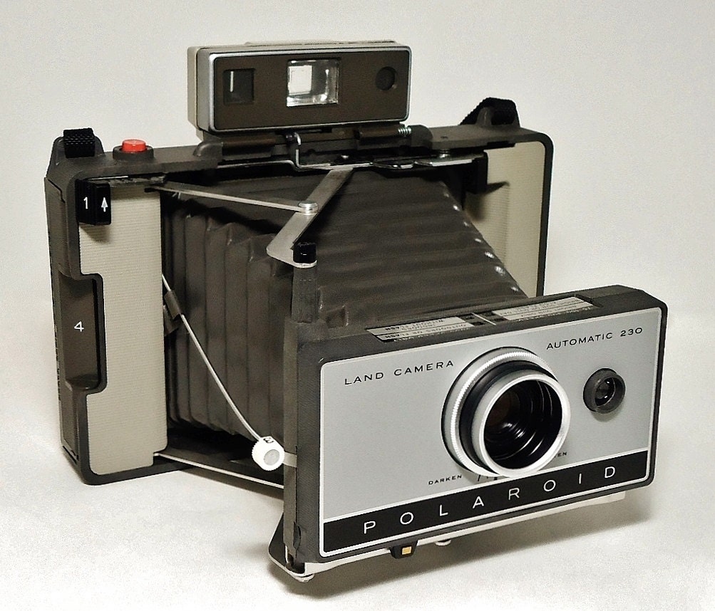 Vintage POLAROID  AUTOMATIC 230 Land  Camera  with Cold Clip