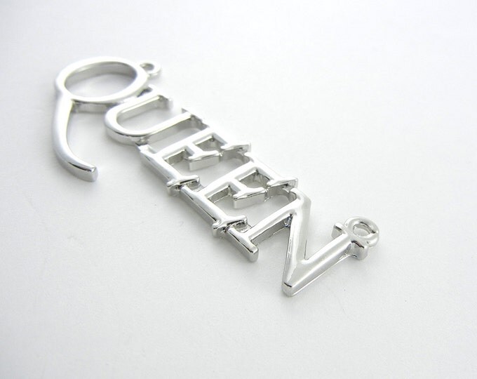 Double Link Silver-tone Queen Word Pendant