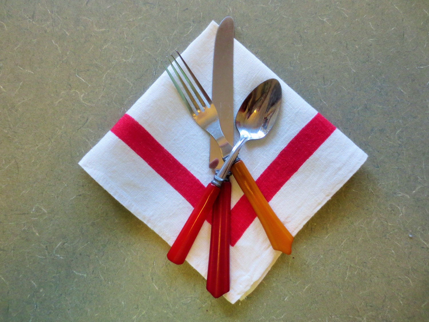 Vintage Napkins, Red Border, Cloth Napkins, Vintage Serviettes, Set of