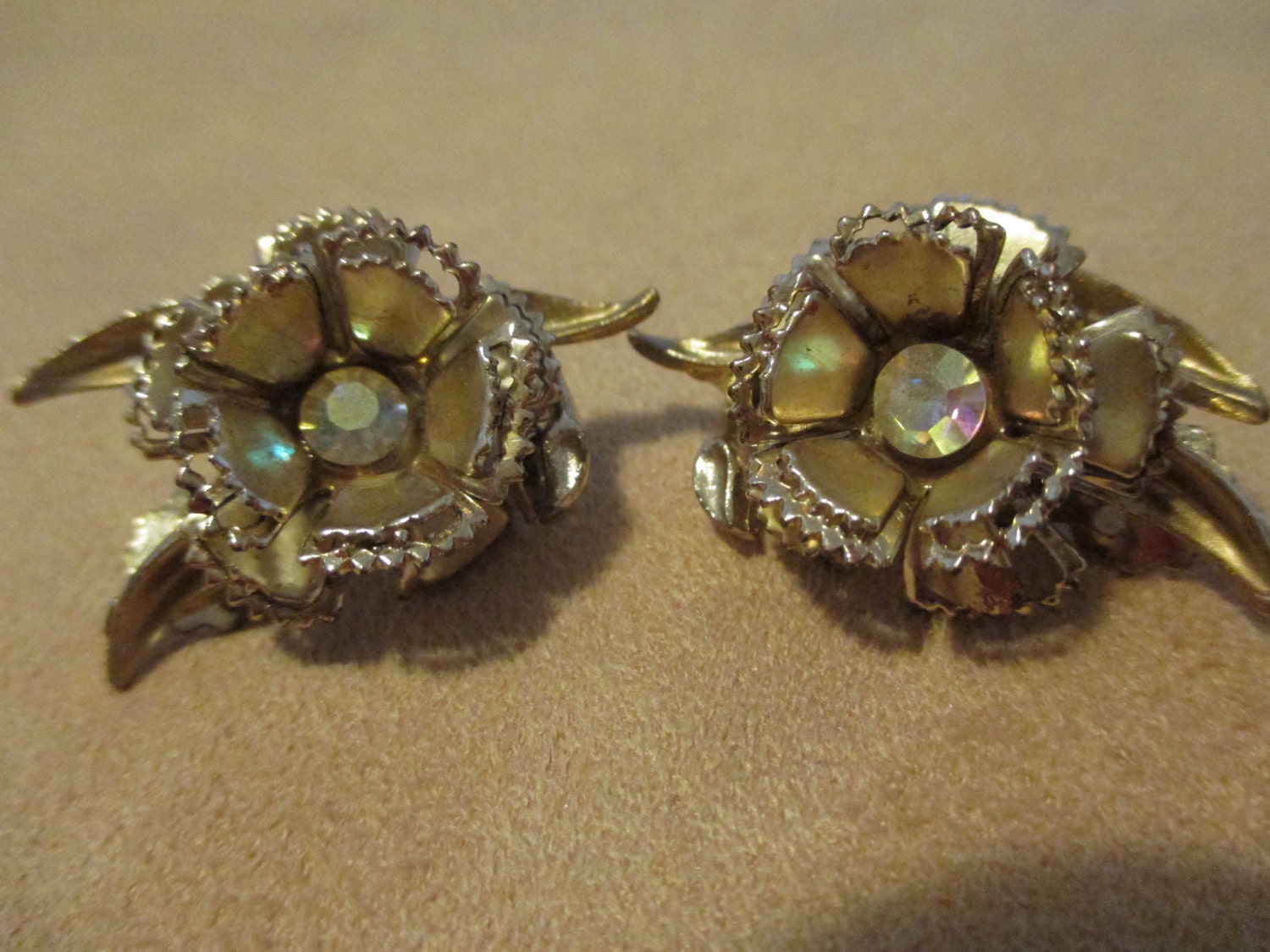 Vintage costume jewelry / rhinestone clip back earrings