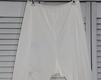 1960's Vintage Short Pantaloons - White Nylon Bloomers with UMBRELLAS - Size Small