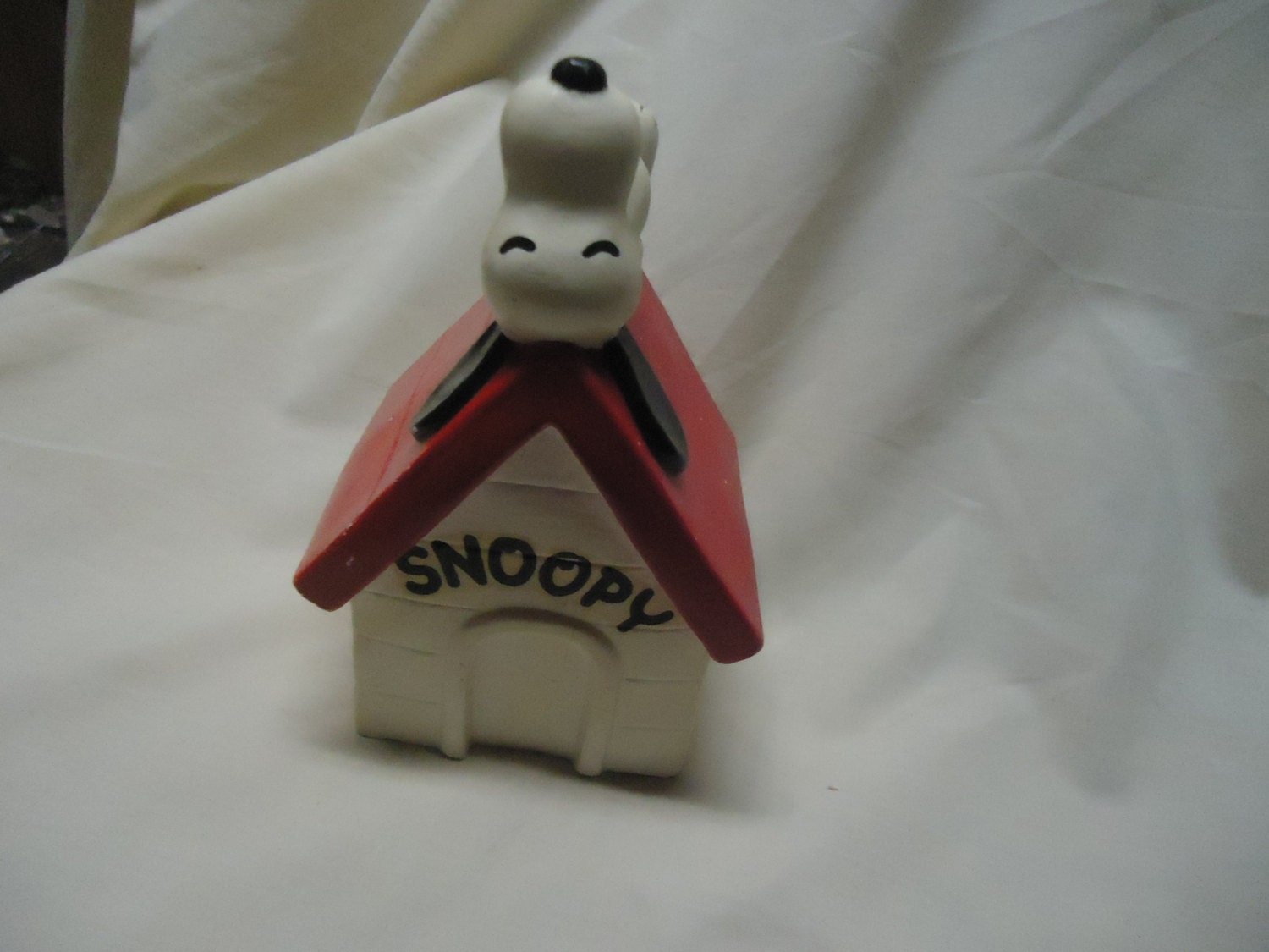 Vintage 1970's Snoopy Bank Piggy Bank Dog House Beagle