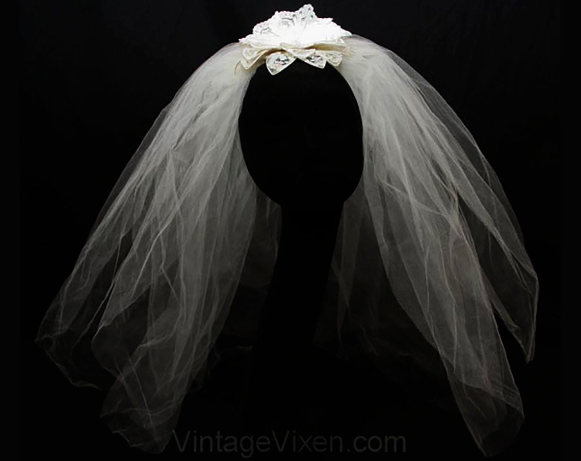 Sweet 1960s Bridal Veil in Lace Petals & Tulle Wedding Wear