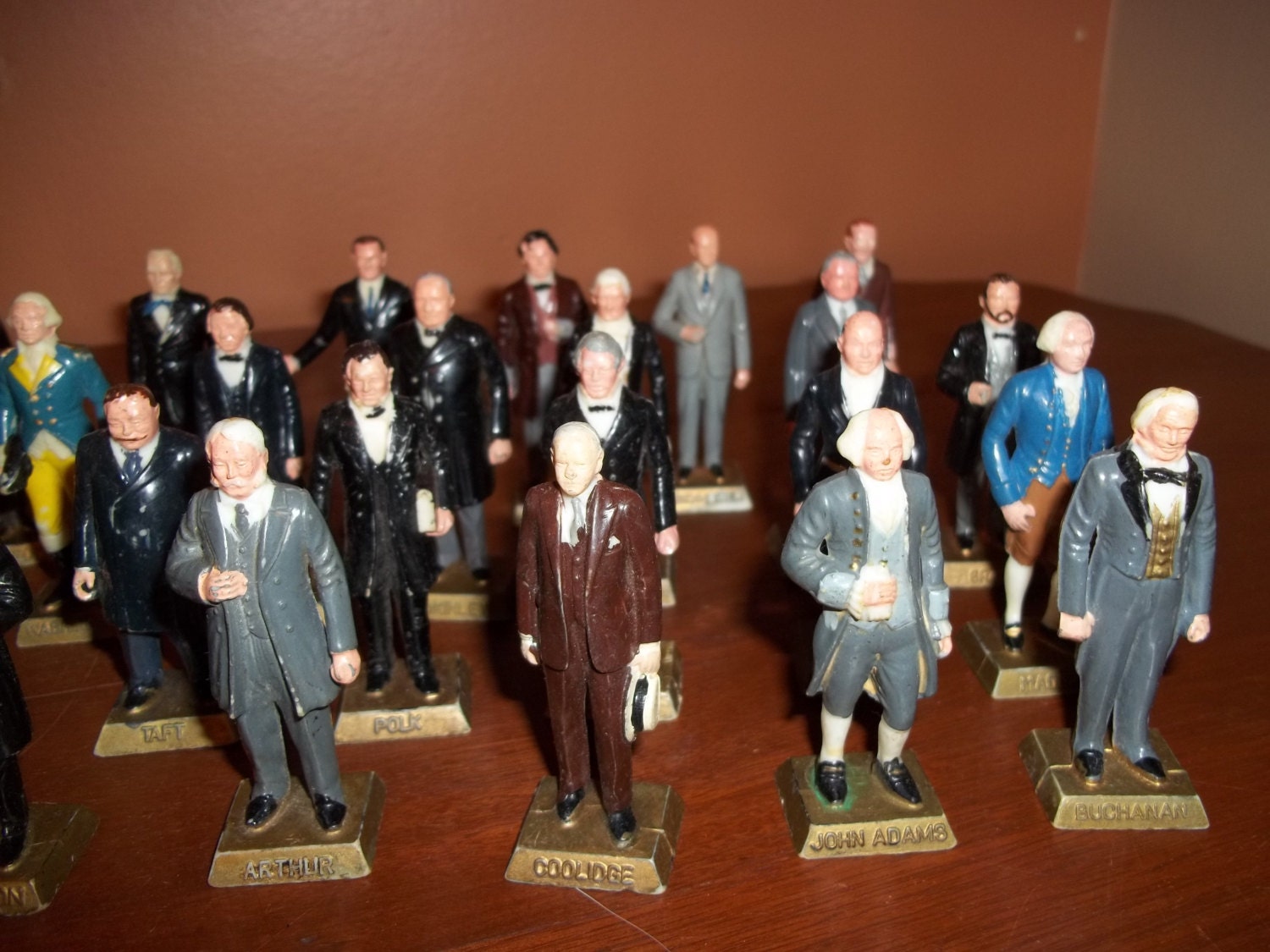 mini president statues