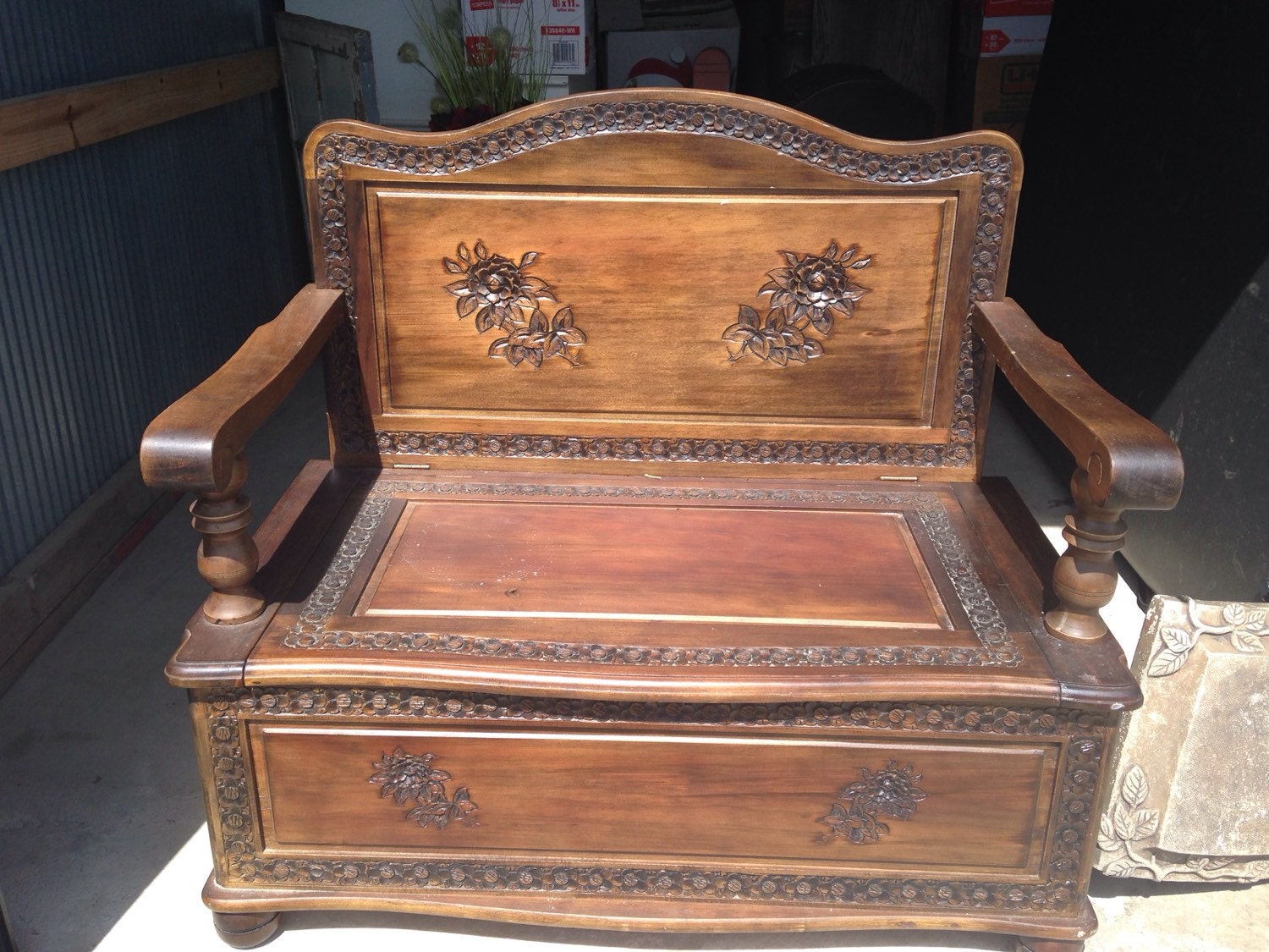 Wooden storage bench with carved pattern Haute Juice