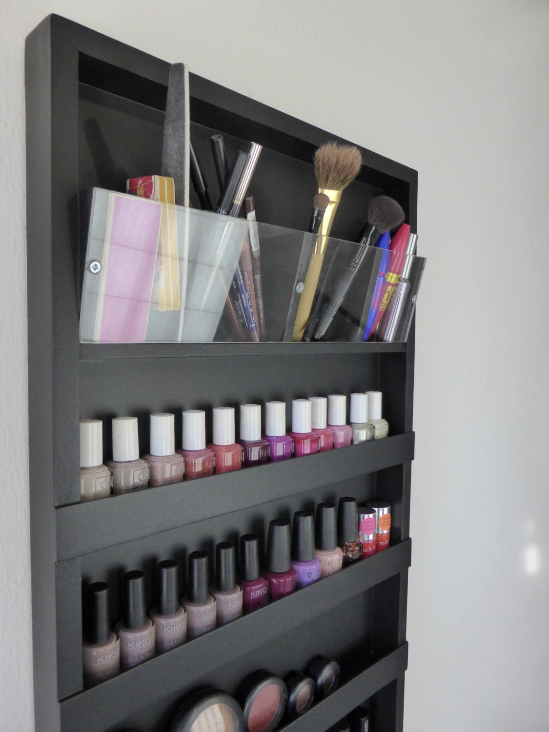 Μake up organizer nail polish rack in black bathroom