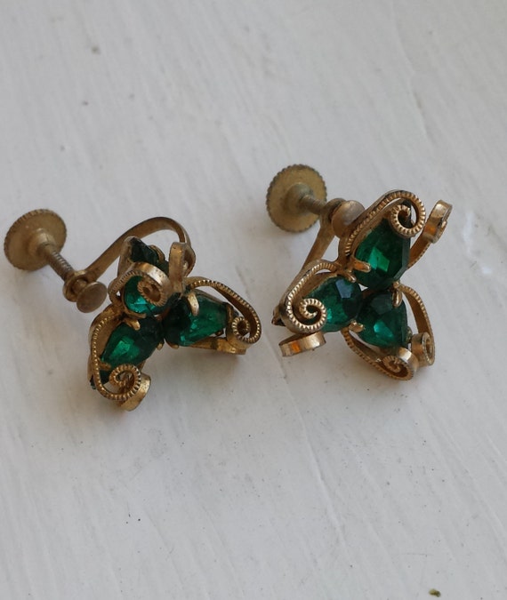 Vintage green rhinestone screw back earrings by TimDebsWhatNotShop