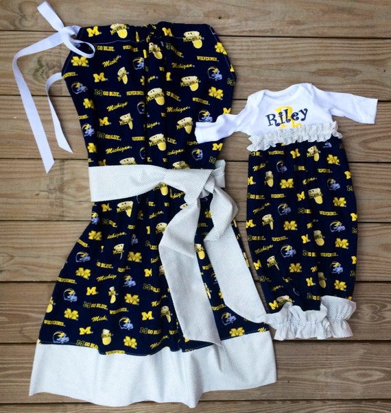 Matching maternity hospital gowns for mommy by Mimimadeitboutique