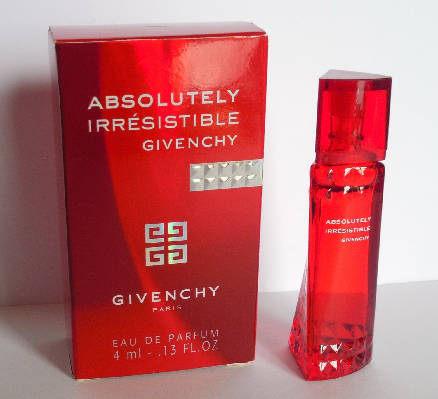 Givenchy irresistible 2022. Духи живанши красный флакон. Givenchy absolutely Givenchy. Givenchy irresistible 30 50 80 мл.