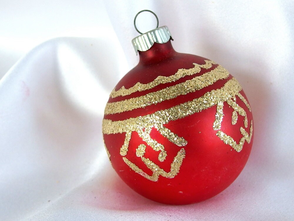 vintage shiny brite christmas ornament matte red with vintage shiny brite christmas ornament matte red with