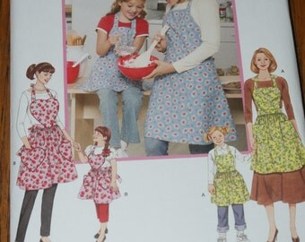 New Simplicity Apron pattern 3949 Mommy and Me OSZ
