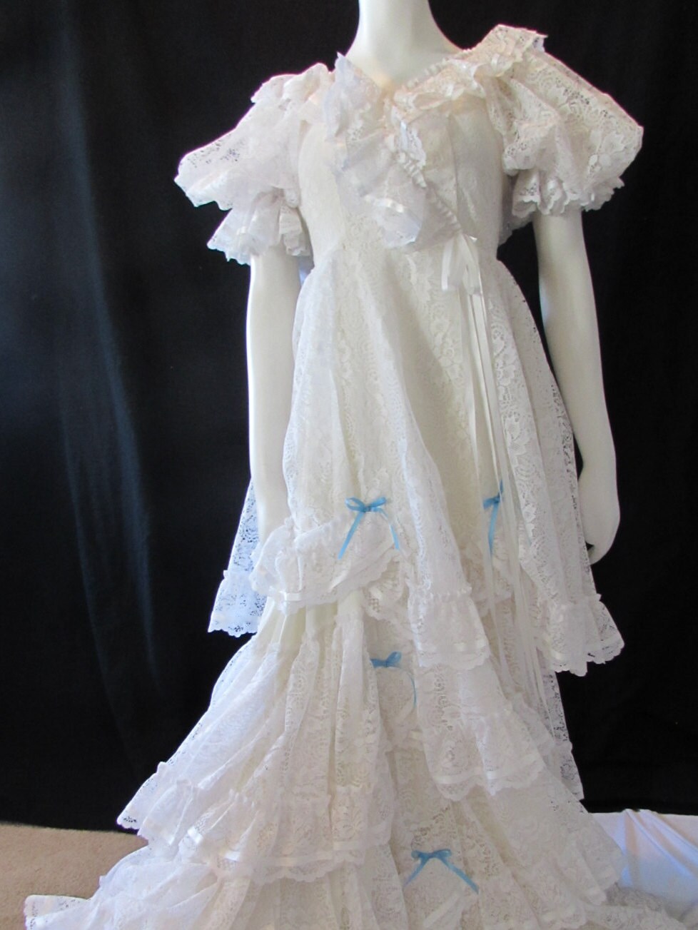 1970s White Lace DRESS w/Train by VINTAGEVogueWARDROBE on Etsy