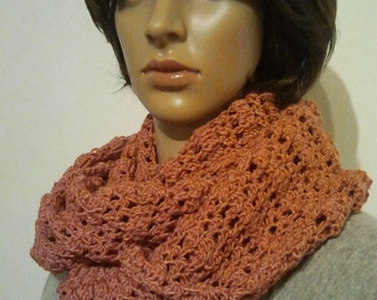 Crochet Möbiusschal in dusty pink with glitter