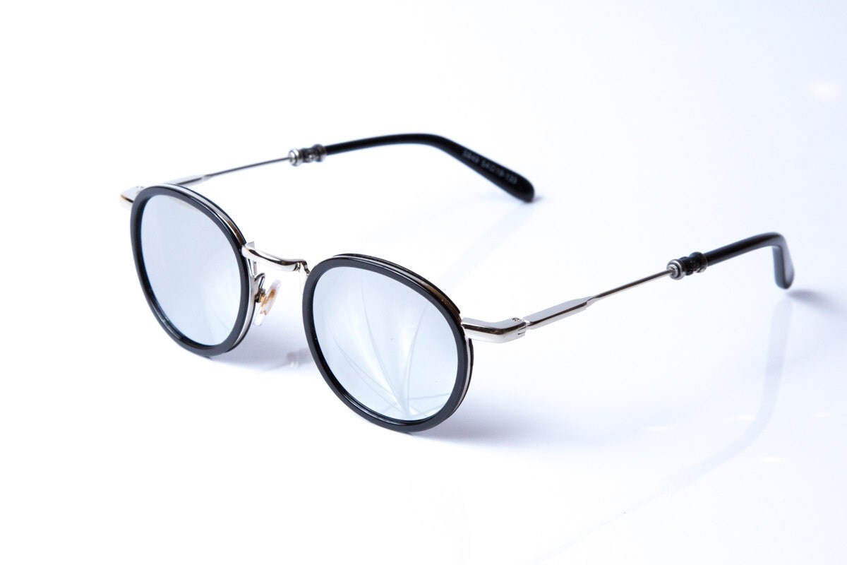 Round sunglasses. Gold metal solid frame. Superb by ...