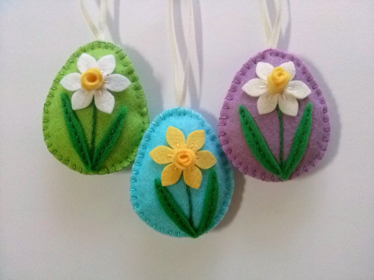 Felt easter decoration felt egg with daffodil by DusiCrafts