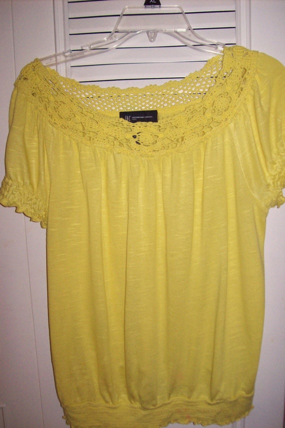 Vintage Peasant Blouse Top w crocheted wide trim daffodil