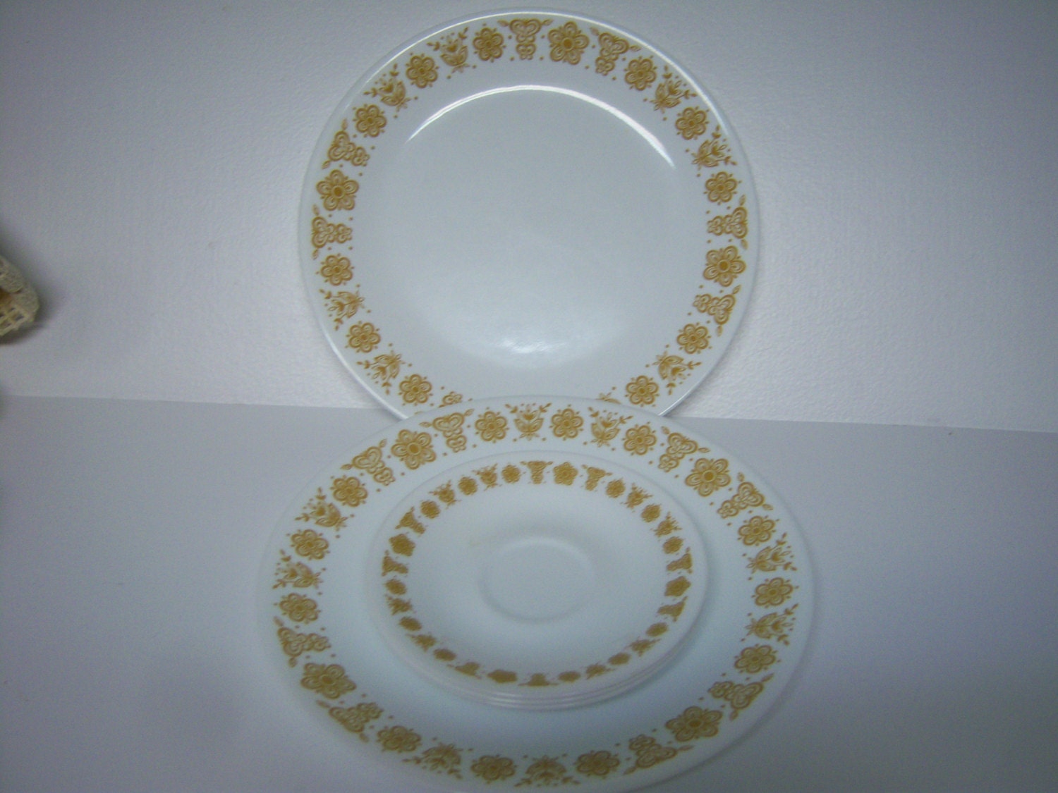 Corning Ware Corelle Two Dinner Plates Three Saucers