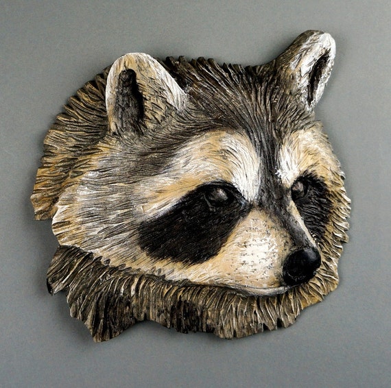 Raccoon carved on wood with colors