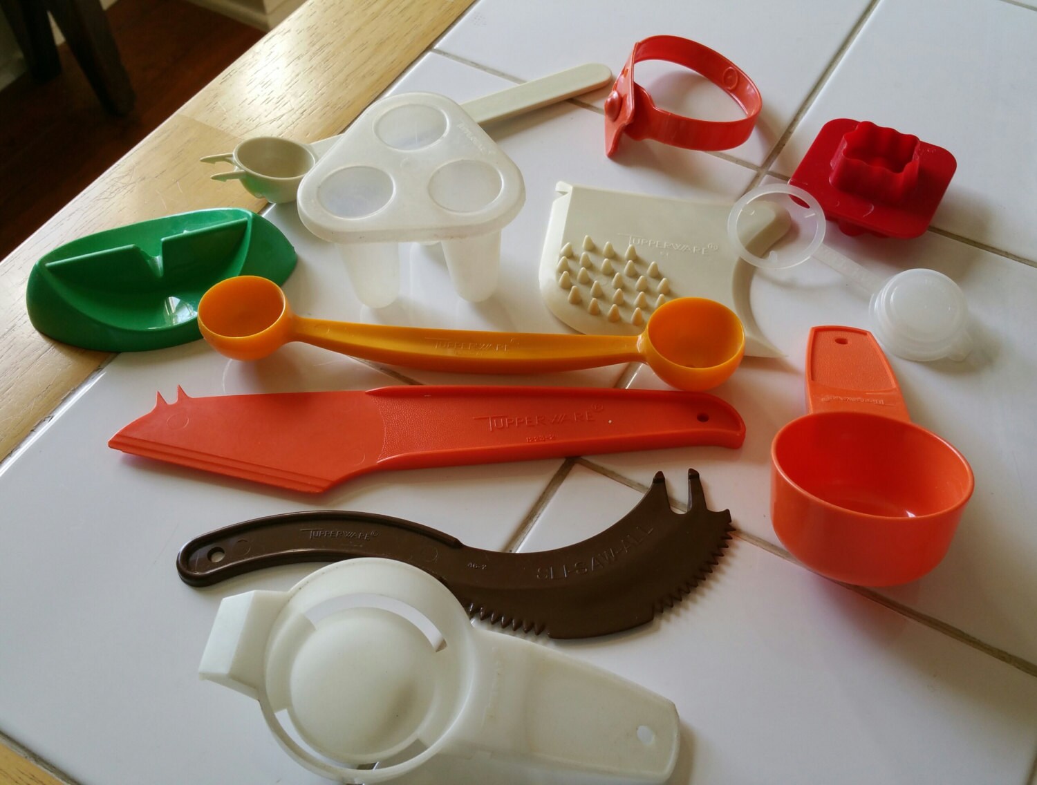 Tupperware set of 12 vintage Utensils