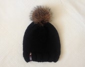Tuque / hat in wool with recycled fur pompom
