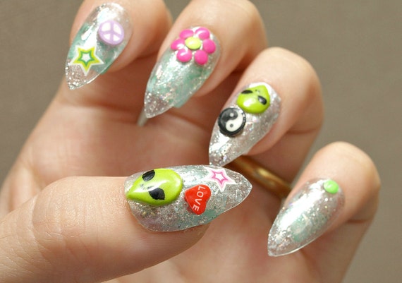 90s nails stiletto nails alien 90s fashion silver yin